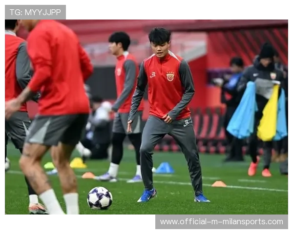 上海海港右路连续二过一，杨希传中制造点球机会